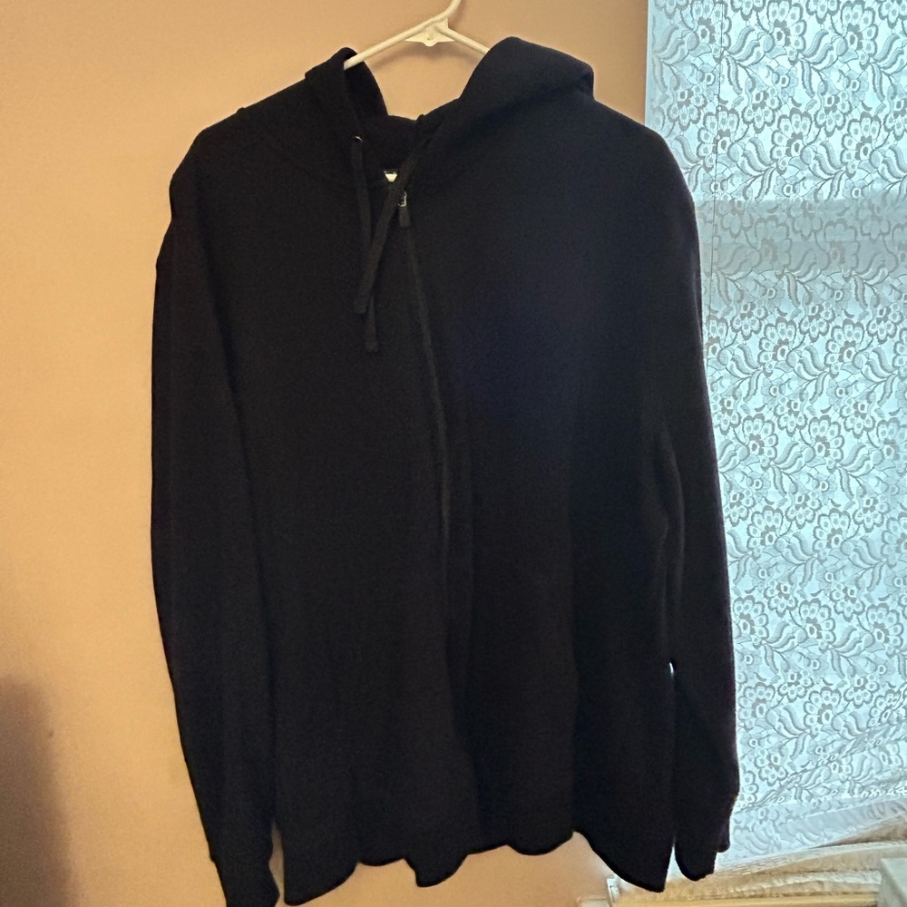 I’m selling a 2XL black, tek gear, ultra soft fleece jacket/hoodie.